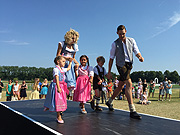 Angermaier Galopp in Tracht Modenschau am 09.08.2015 auf der Galopprennbahn Riem (©Foto: Martin Schmitz)